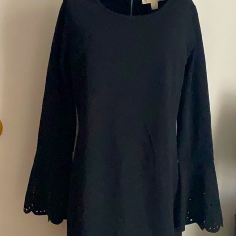 MICHAEL KORS NWT BLACK DRESS SIZE MEDIUM BELL SLEEVES CUT OUT DETAIL - Picture 3 of 14